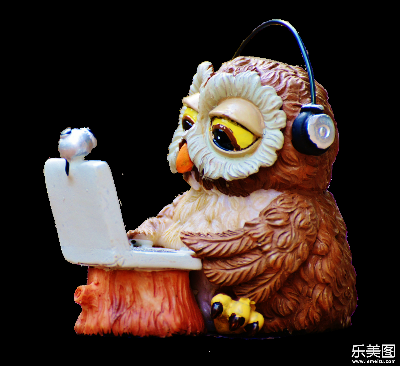 带着耳机玩电脑的猫头鹰玩偶摄影