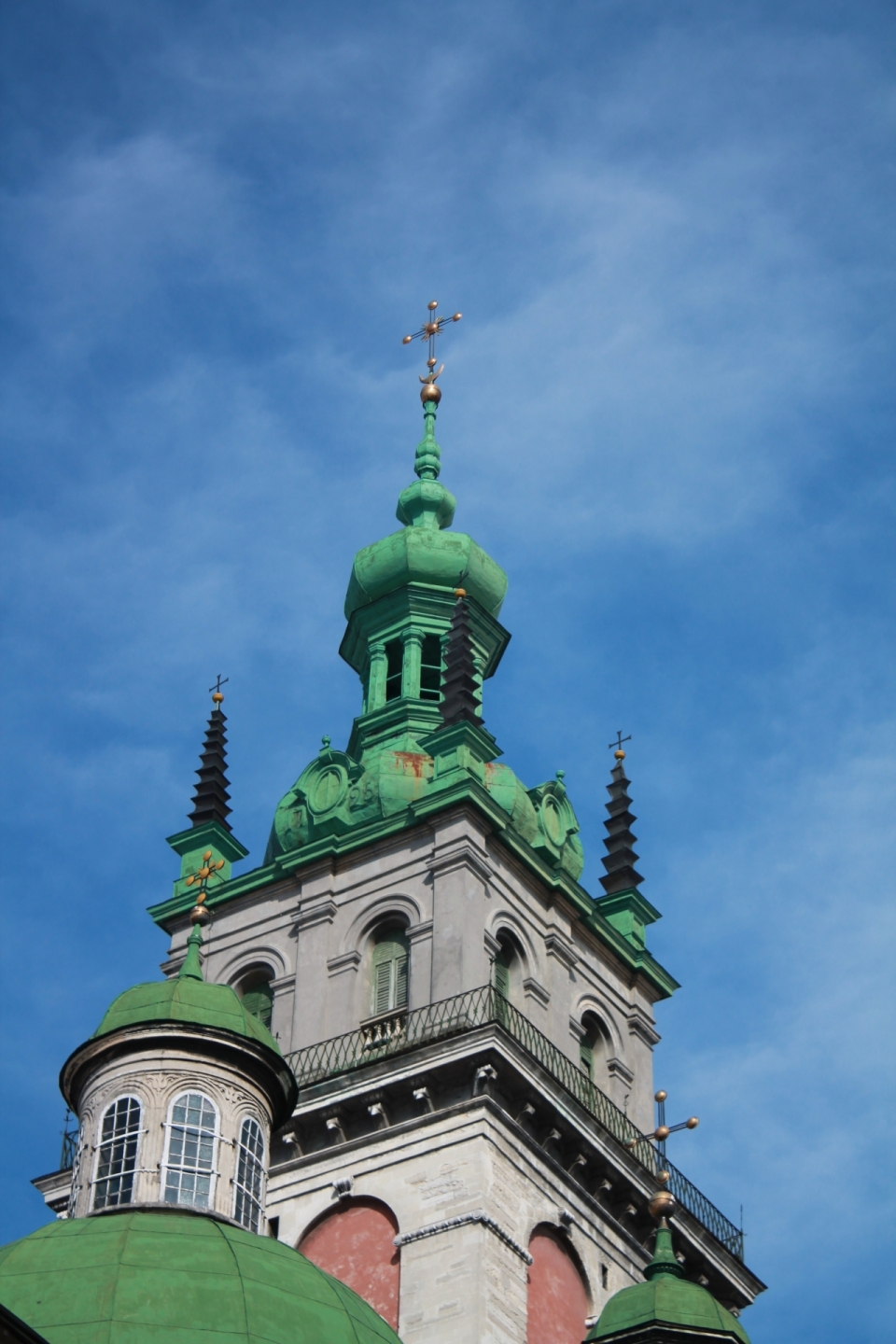 蓝色天空绿色屋顶古老历史教堂建筑