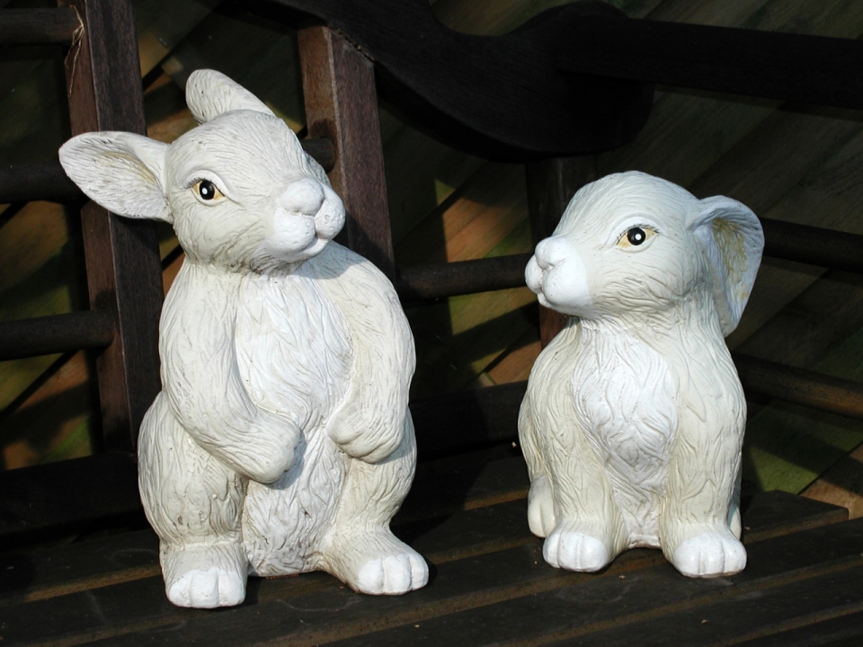 精美未上色可爱兔子雕塑