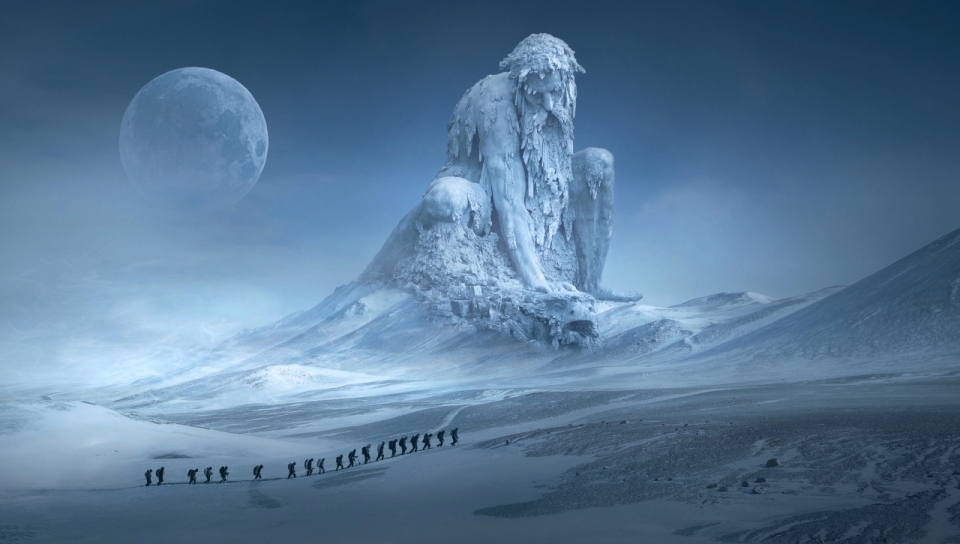 雪原雪山巨大人像雕塑和大月亮背景