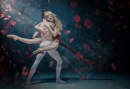 唯美场景芭蕾舞者深情相拥在一起