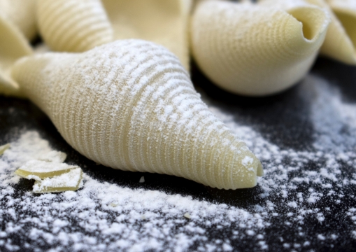 微距黑色桌面新鲜健康面类食物