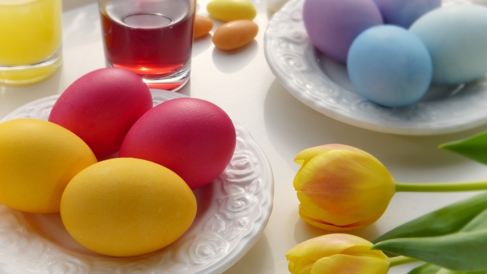 白色桌面复活节节日彩蛋花朵饮品