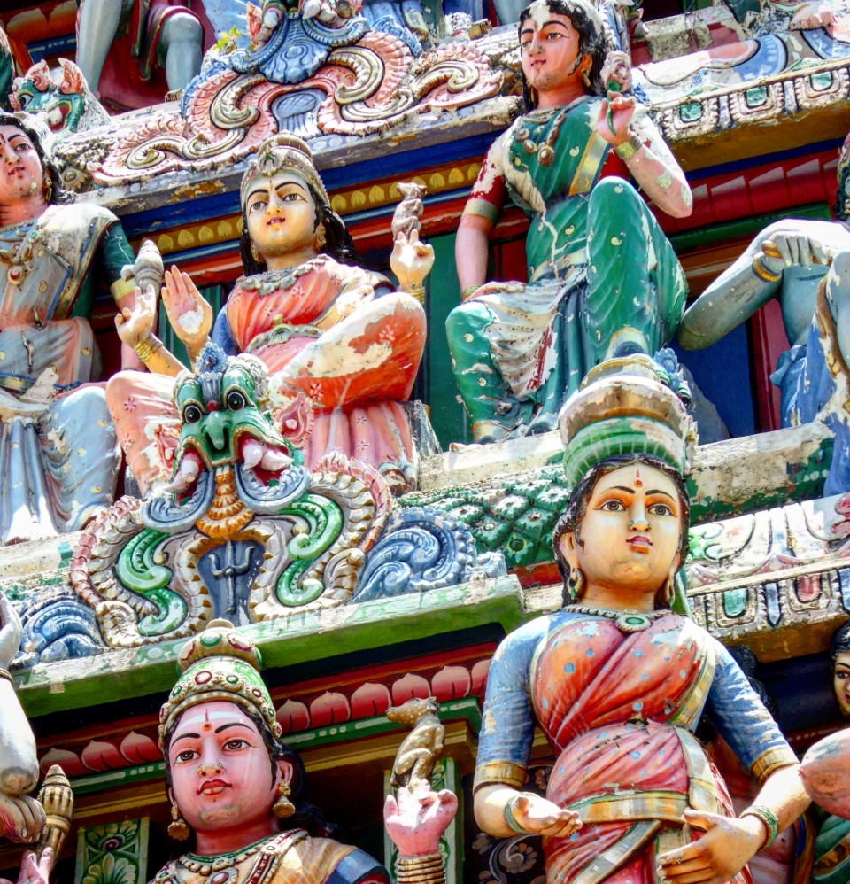 印度寺庙上古老彩色宗教塑像