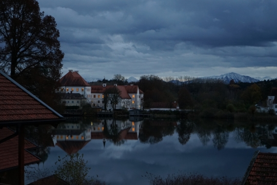 湖边树木房屋建筑水面倒影镜像摄影