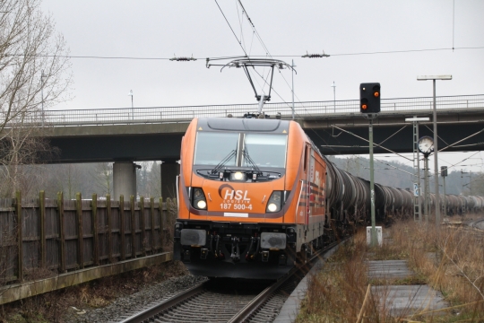 桥下轨道行驶电车自然风光