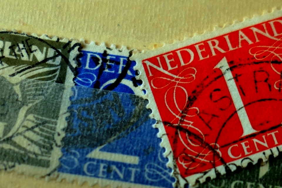 桌面上古旧彩色纸质邮票收藏