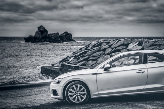 黑白户外自然大海边崭新轿车