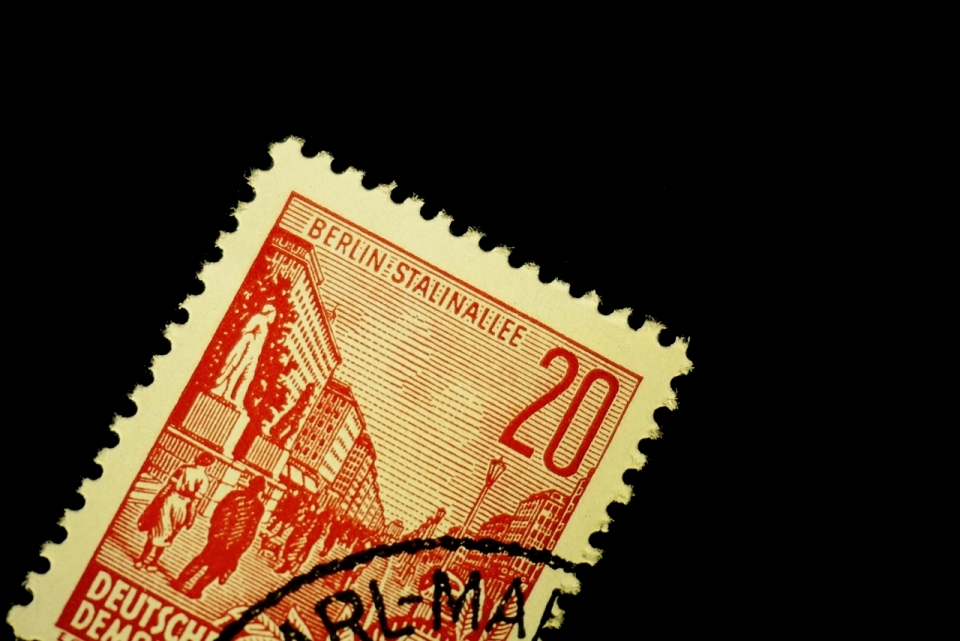 黑色背景文艺老旧黄色纸质邮票收藏