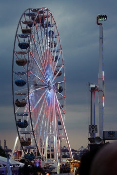 游乐场旋转摩天轮彩色绚烂灯光夜景
