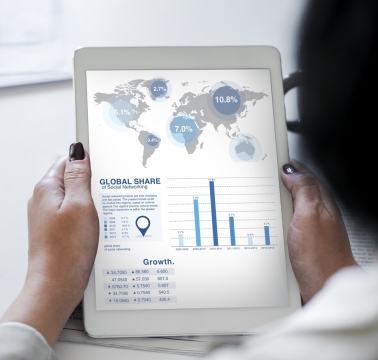 商务女性办公室平板电脑看图表数据