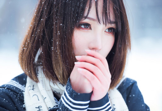 清纯短发美女校园雪花唯美写真