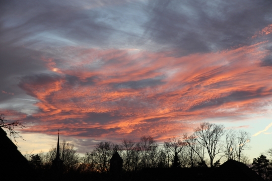 天边火红色云朵高清风景美拍