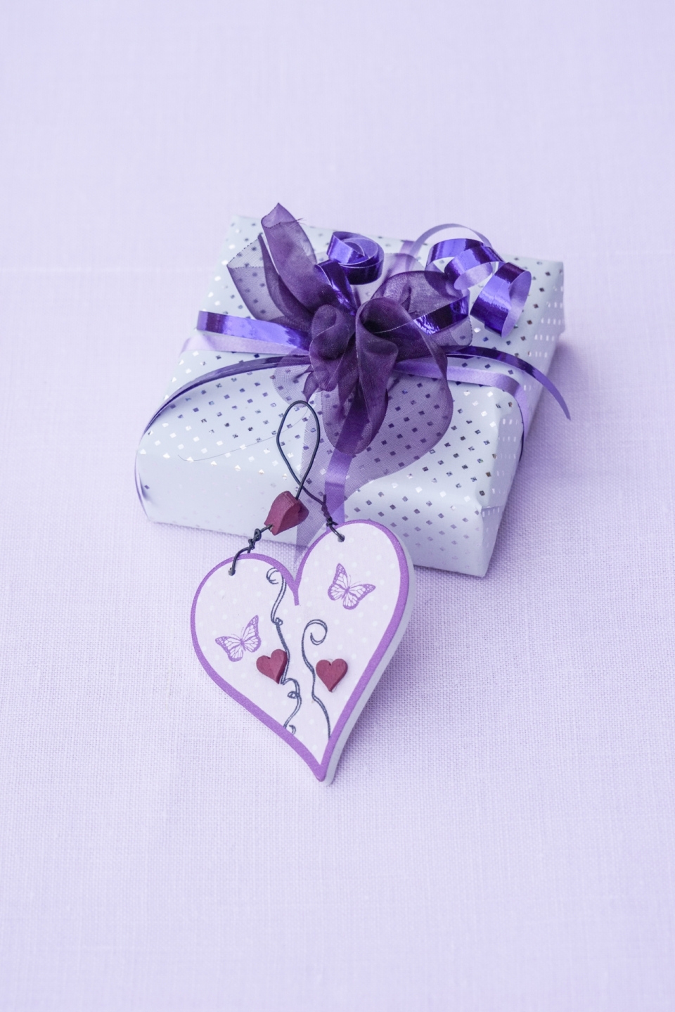 桌面上紫色礼盒精致包装摆拍