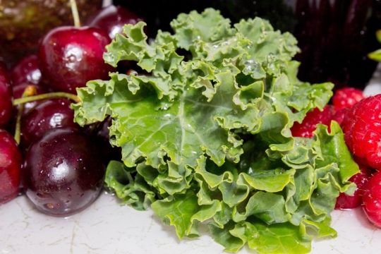 室内白色桌面美味水果新鲜绿色蔬菜