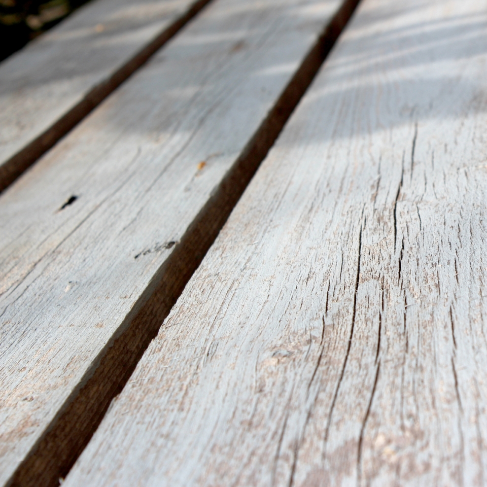 干涸开裂木板凳上微距特写