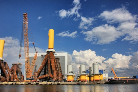 河岸边高大工厂建筑工具外景