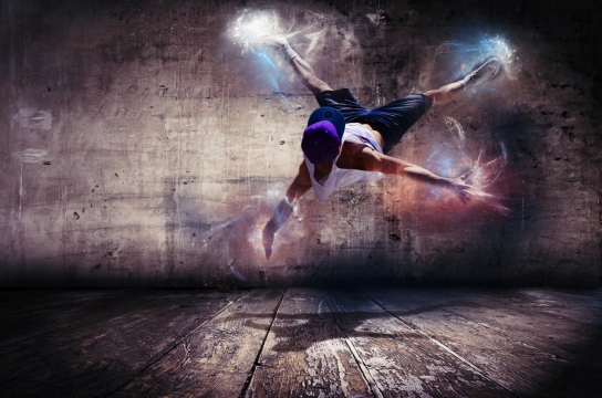 散发出光芒正在练习街舞的男子