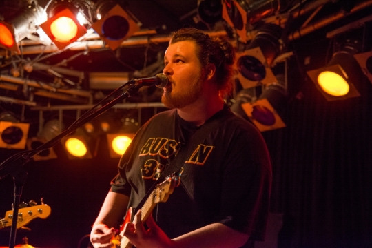 灯光下弹吉他演唱的男歌手