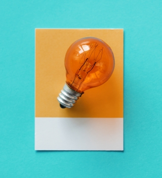 简约蓝色背景黄白卡片橙色玻璃灯泡