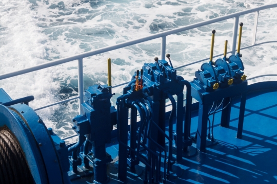 大海中航行轮船翻滚白色浪花