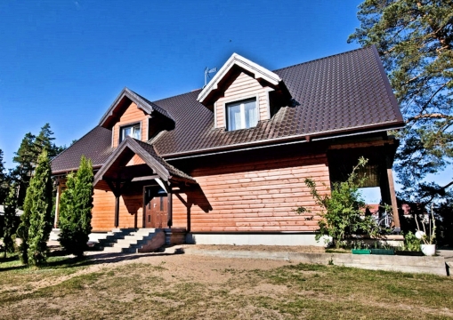 郊外阳光早晨蓝天下崭新建筑