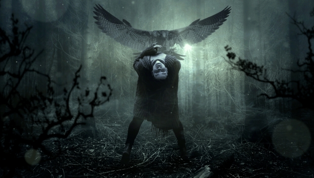 暗黑系森林中的女人和展翅的老鹰黑暗风