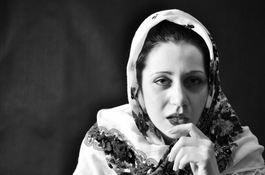 黑白裹头巾时尚美女肖像写真