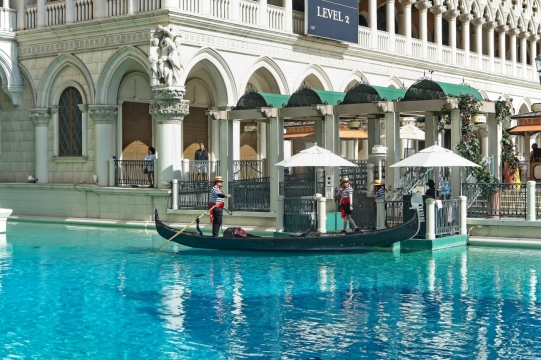 豪华旅游景点池塘划行船只体验