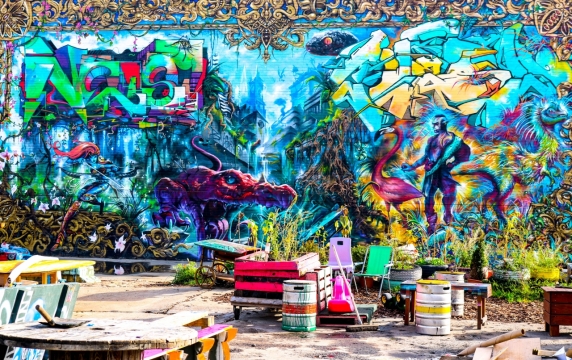 城市街道边精美涂鸦壁画景观