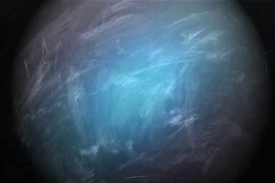 聚光灯下仿佛没擦干净的黑板