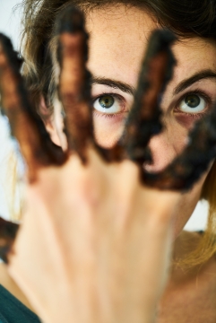 厨房做料理手指涂巧克力女性