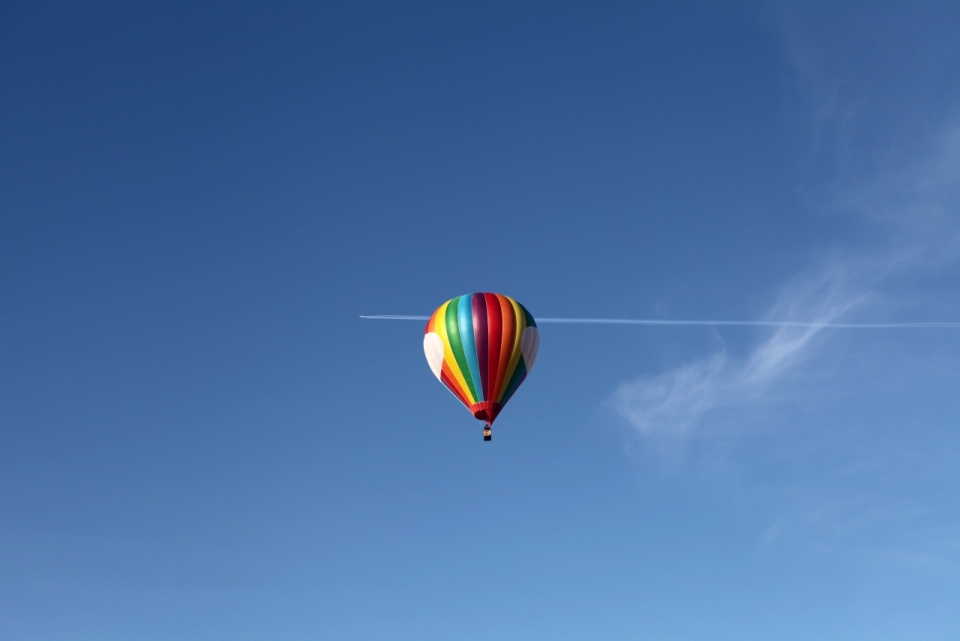 蓝天上的七彩热气球