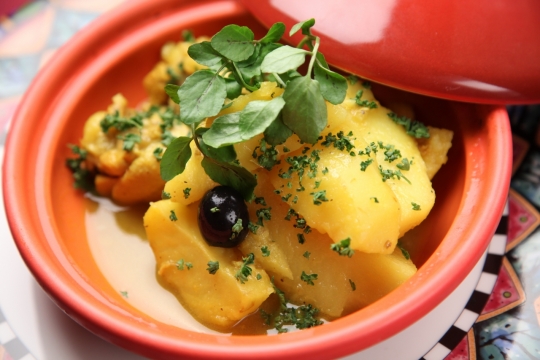 室内艺术装饰桌面红色碗中新鲜美味料理