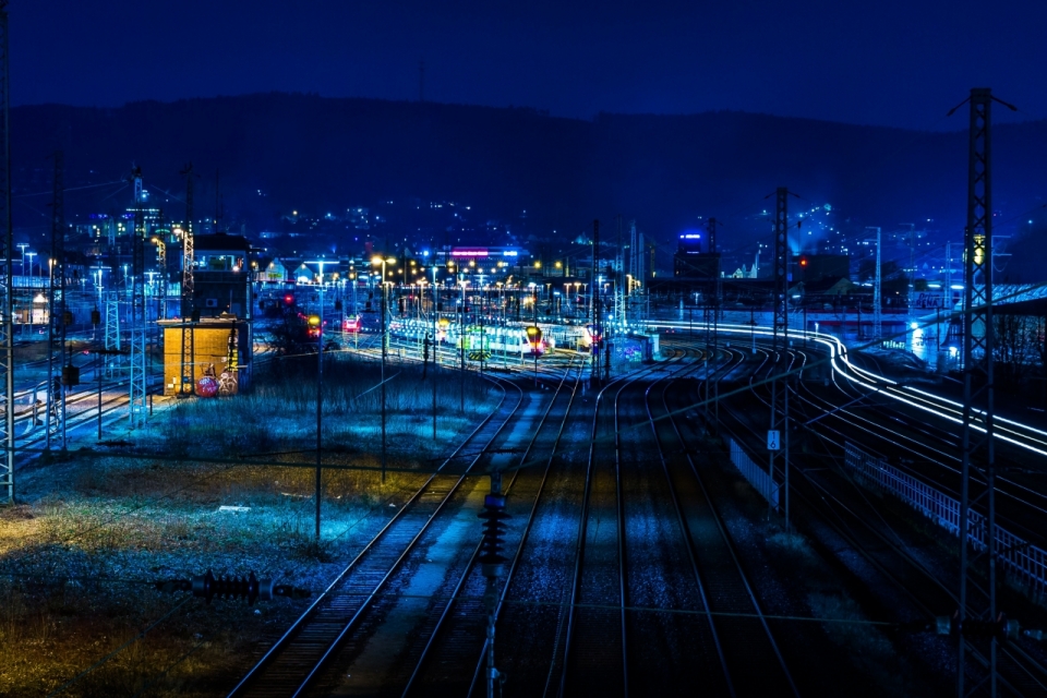 夜晚深蓝色灯光夜景铁路轨道街拍