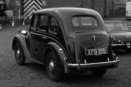 停车场中复古老爷车黑白风格摄影