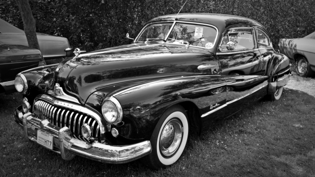 黑白户外草坪上豪华古典轿车