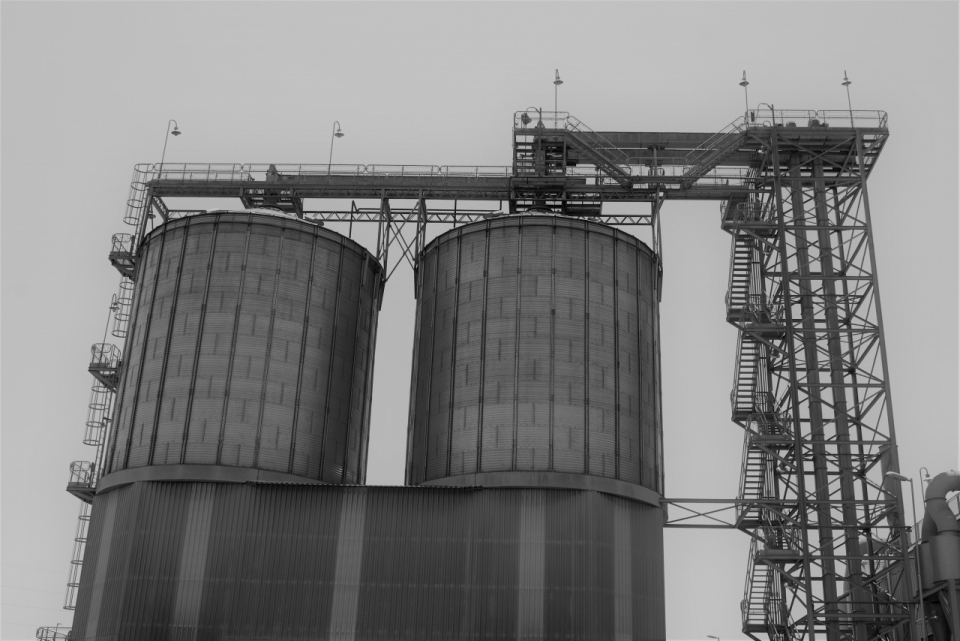 黑白风格郊外工厂巨大建筑外观