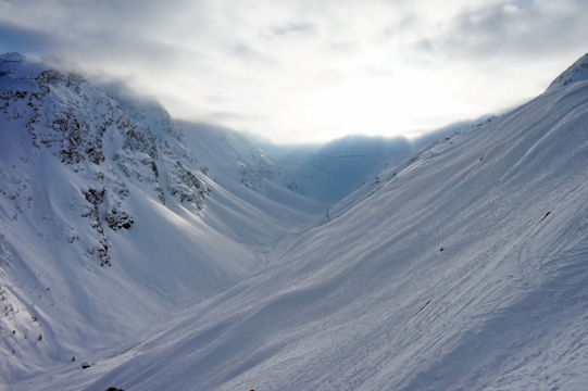 高山中云雾缭绕优美雪景