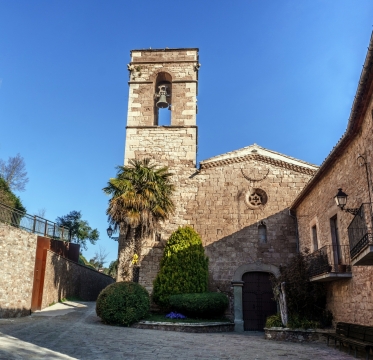 城市街道老旧钟楼墙壁外观