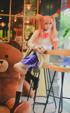 窗台边可爱女生超短裙美腿写真