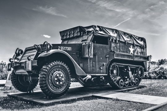 黑白风格草地停放装甲汽车