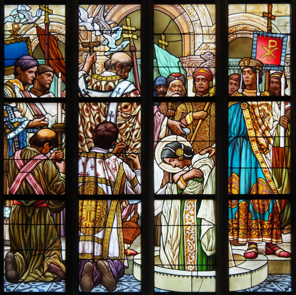 绘画着宗教故事的教堂彩绘玻璃