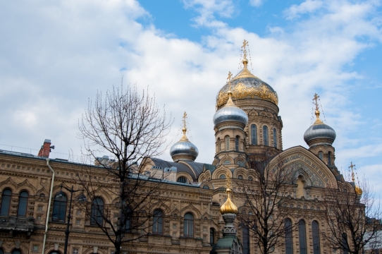 蓝色天空城市街道古典教堂建筑