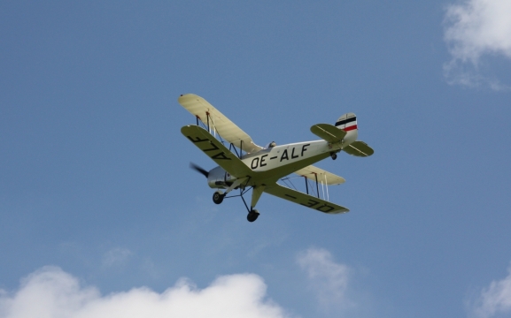 空旷天空翱翔简陋飞机特写