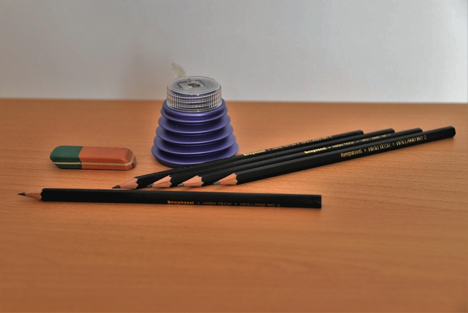 书桌上摆放铅笔橡皮文具用品静物