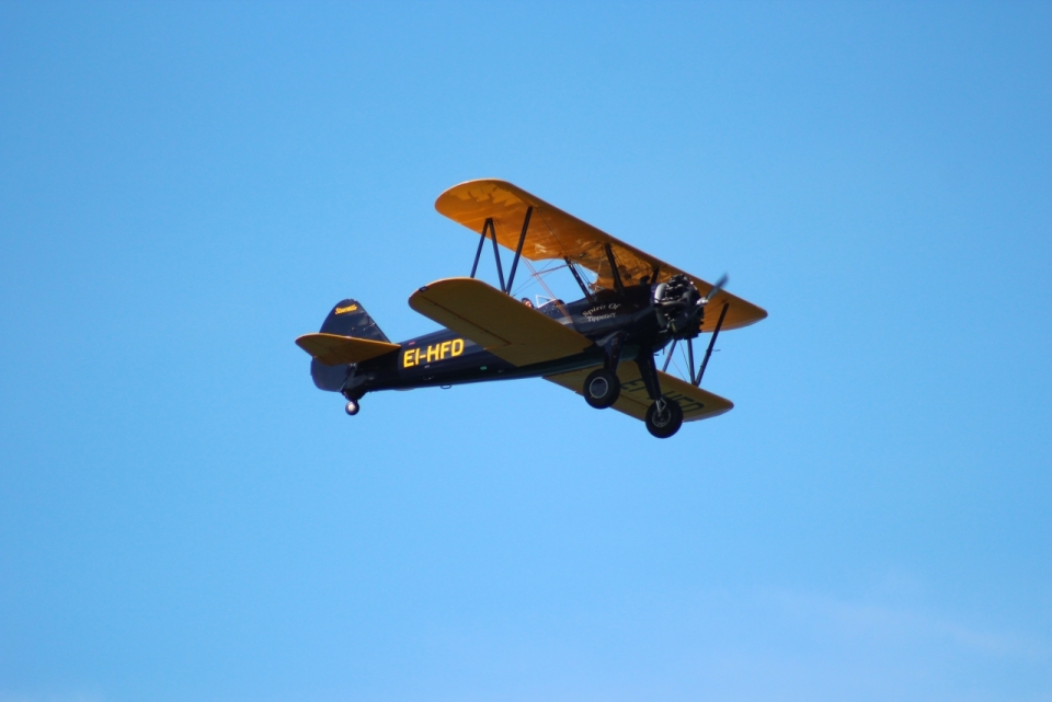 在蓝天下自由飞翔的双翼机摄影