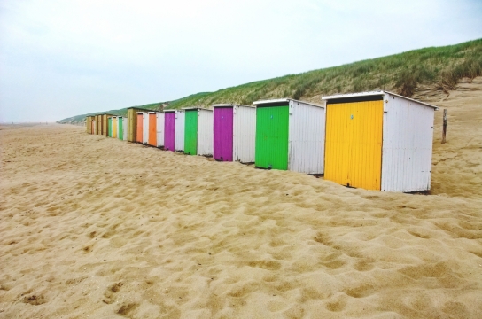 沙漠土地搭建简陋彩色木屋外观
