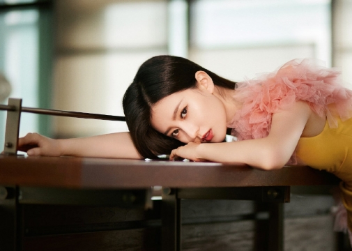 性感美女明星乔欣长腿诱惑撩人写真