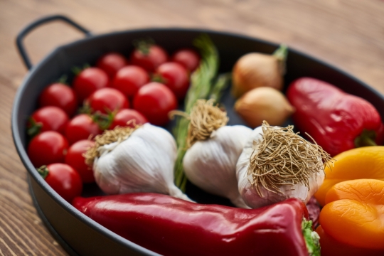 锅中的番茄大蒜辣椒食材摄影